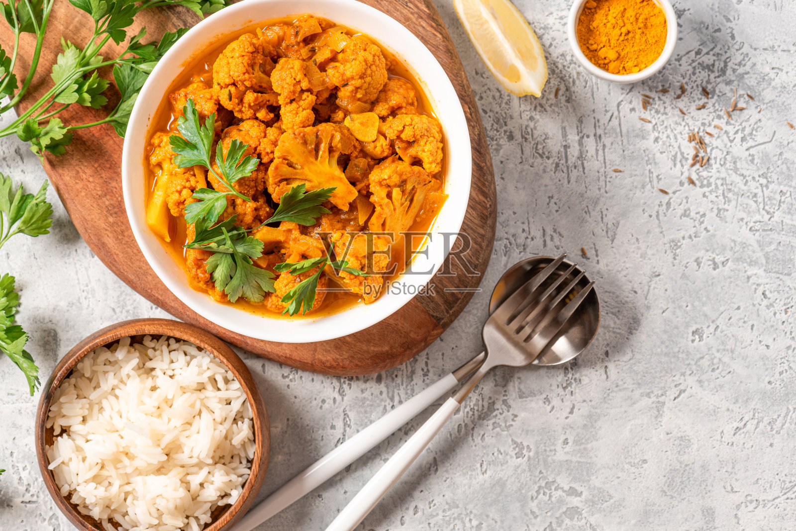 咖喱烤花椰菜。照片摄影图片