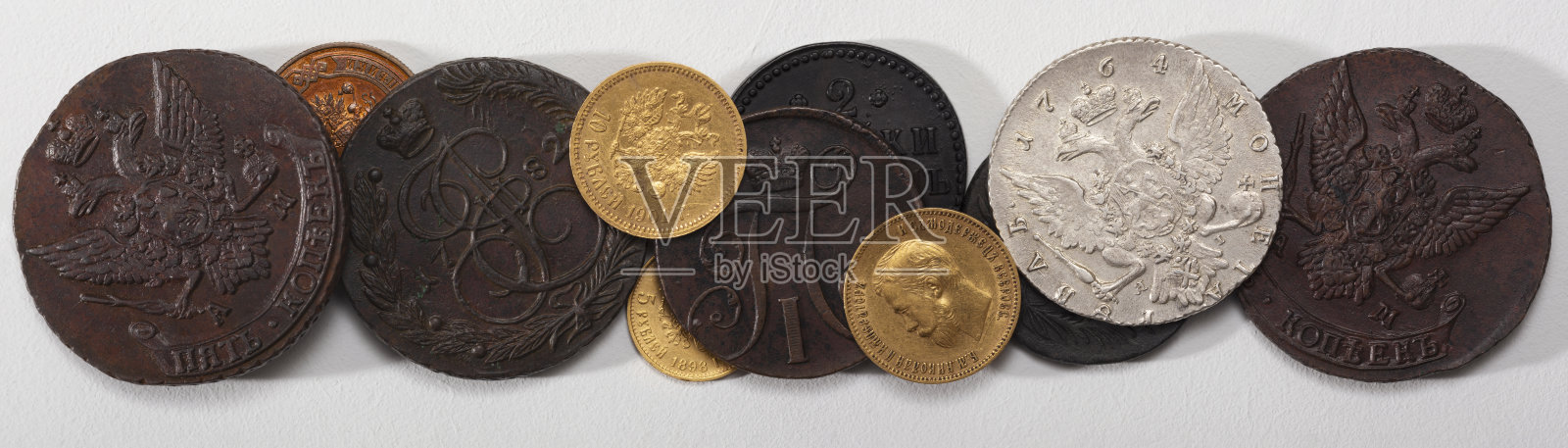 古币。放在木桌上的由银、金和铜制成的可收集的古钱币。前视图。照片摄影图片