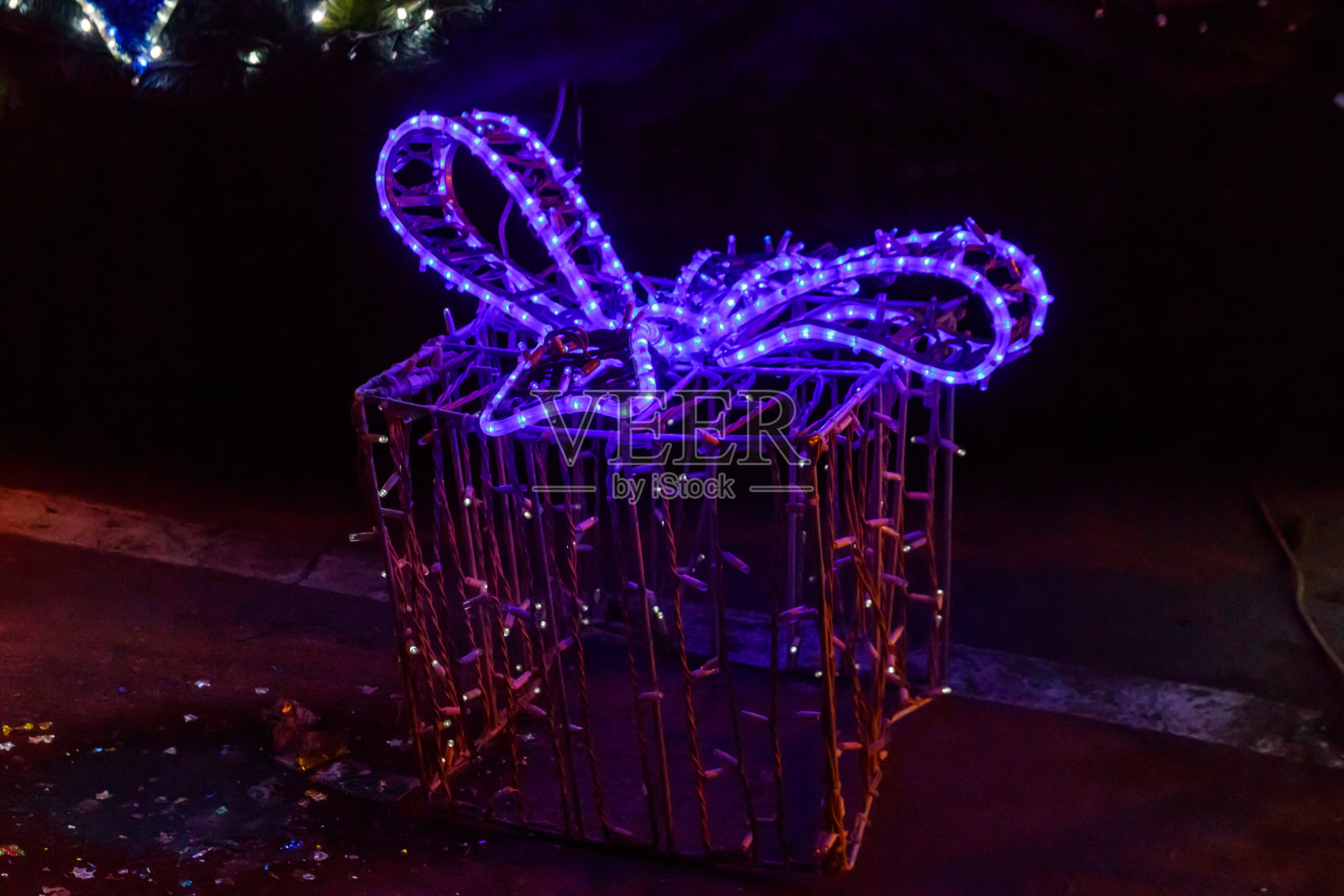 装饰圣诞礼盒在晚上。装饰圣诞节和新年假期在城市公园照片摄影图片