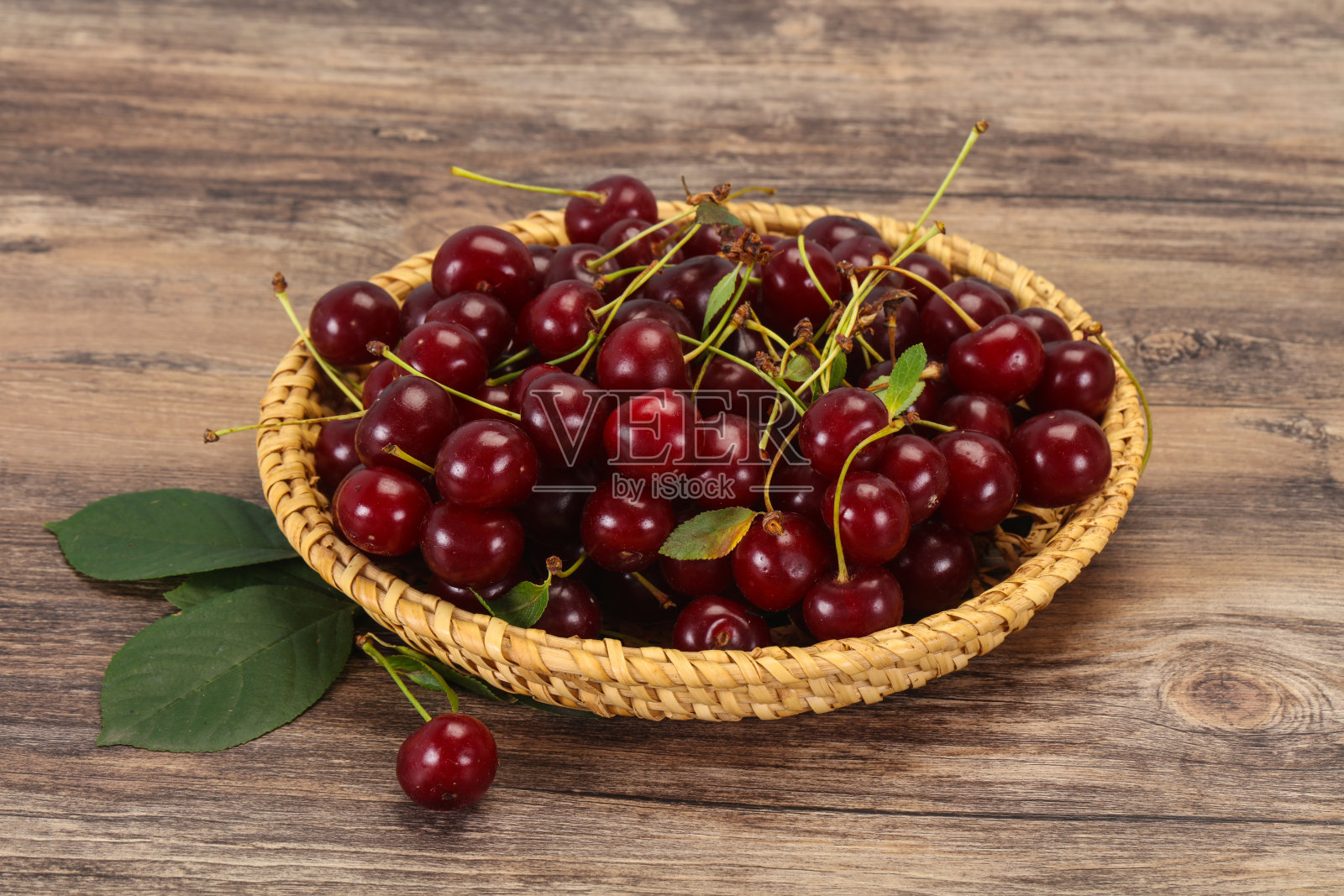 带叶子的甜熟樱桃照片摄影图片