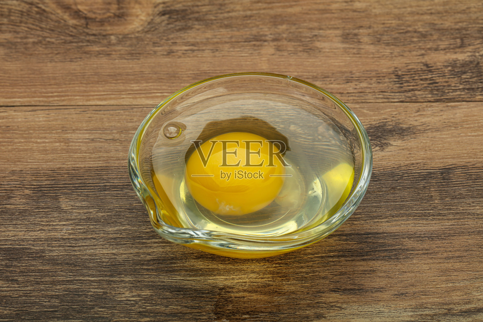 生鸡蛋在碗里照片摄影图片