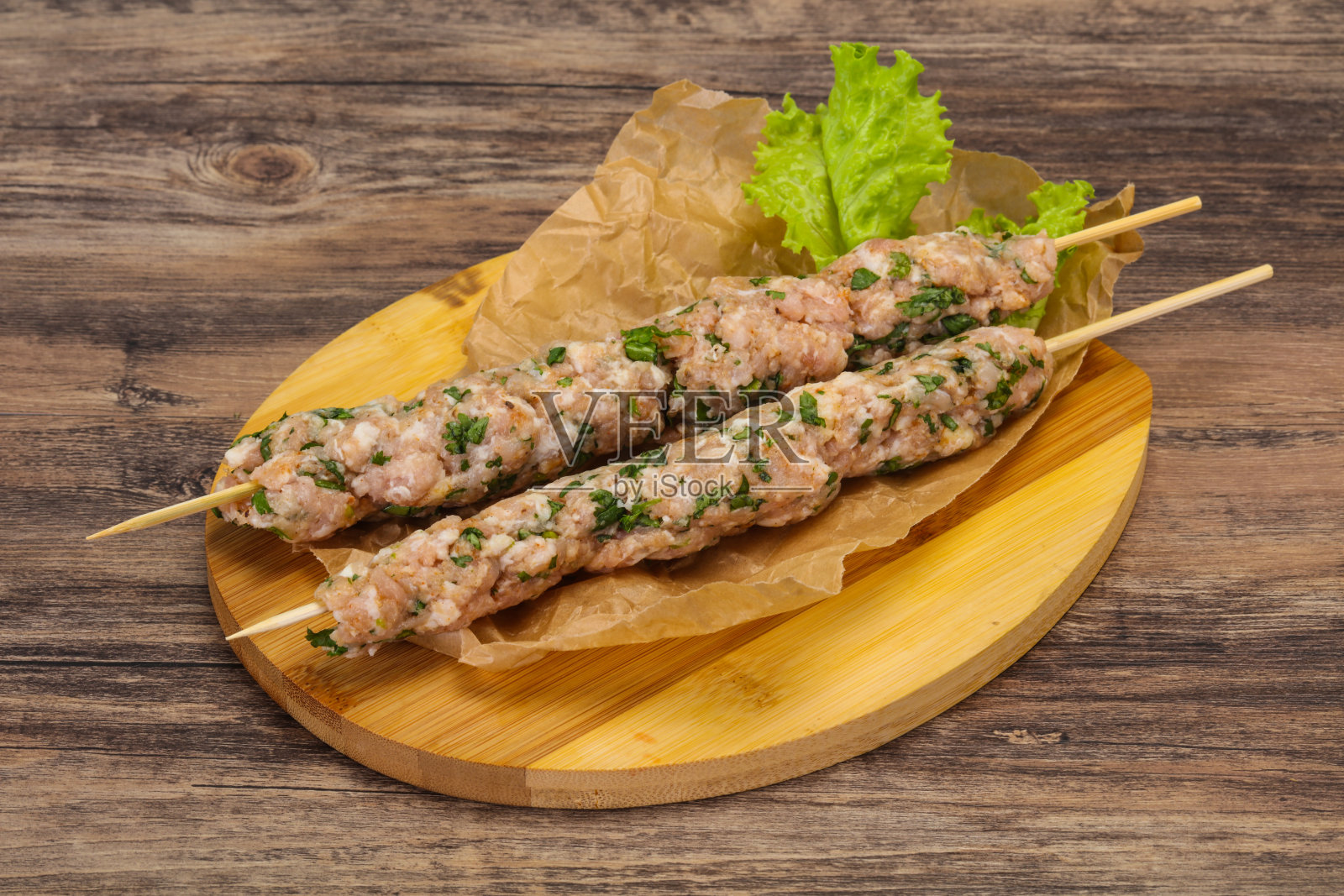 烧烤用的生猪肉串照片摄影图片