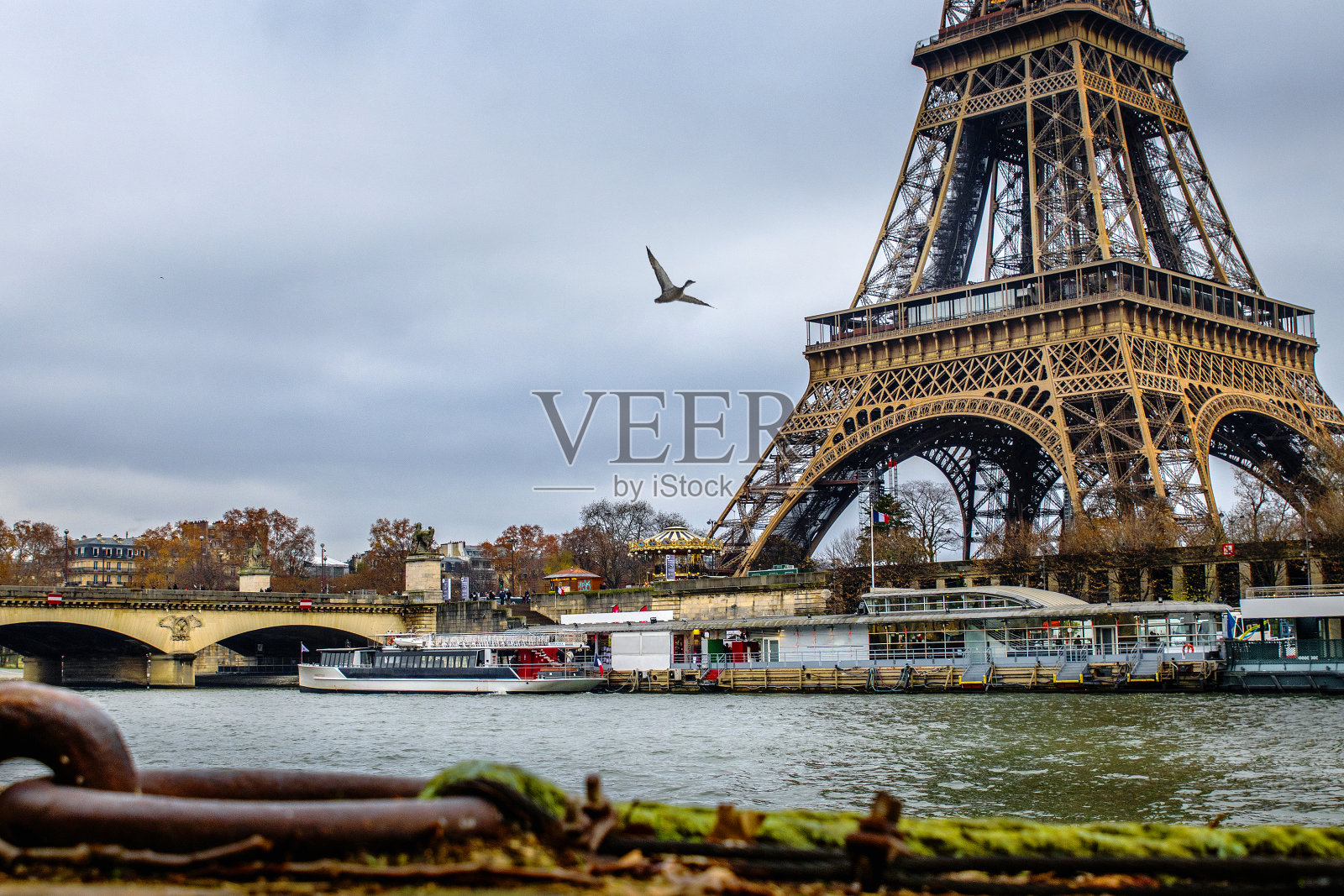 在水上，在埃菲尔铁塔脚下照片摄影图片