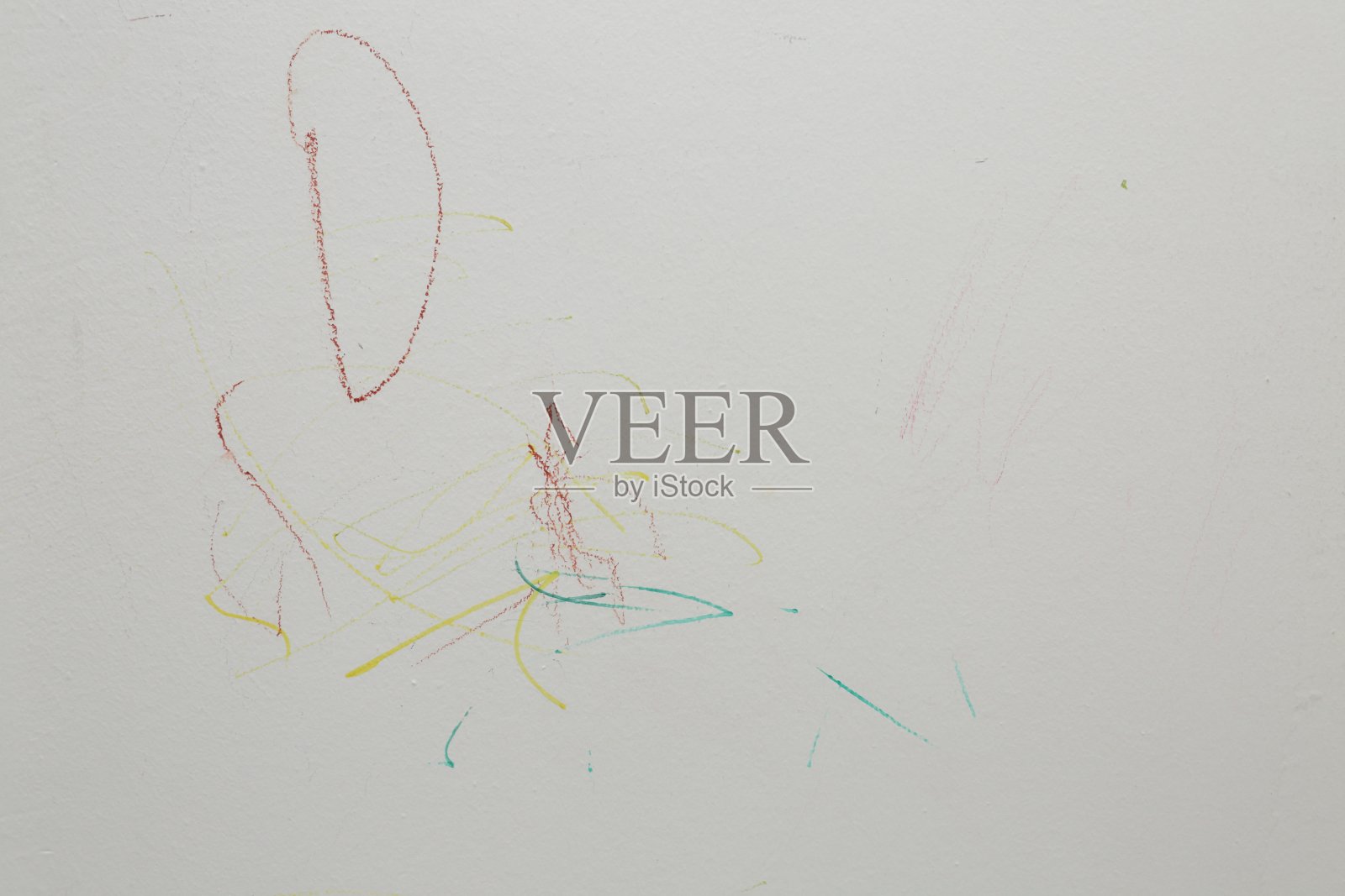 小孩子未经父母允许在墙上乱画照片摄影图片