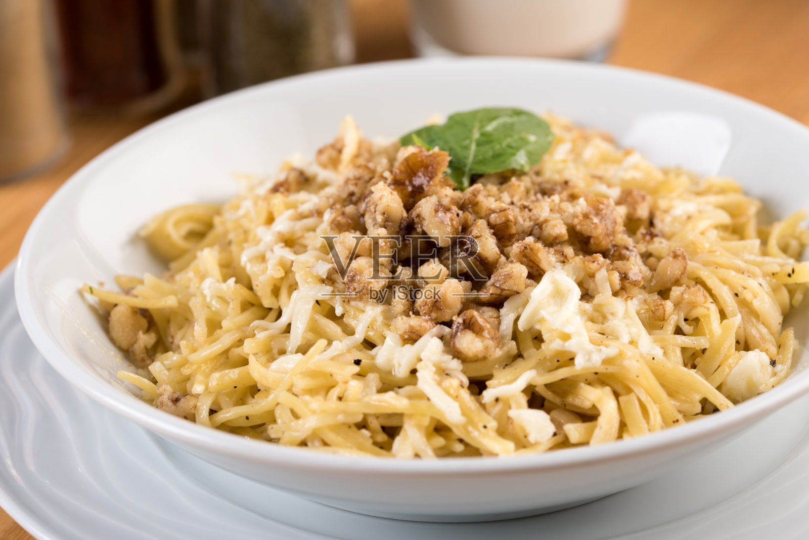 土耳其面条/厄里斯特奶酪，胡桃木背景照片摄影图片