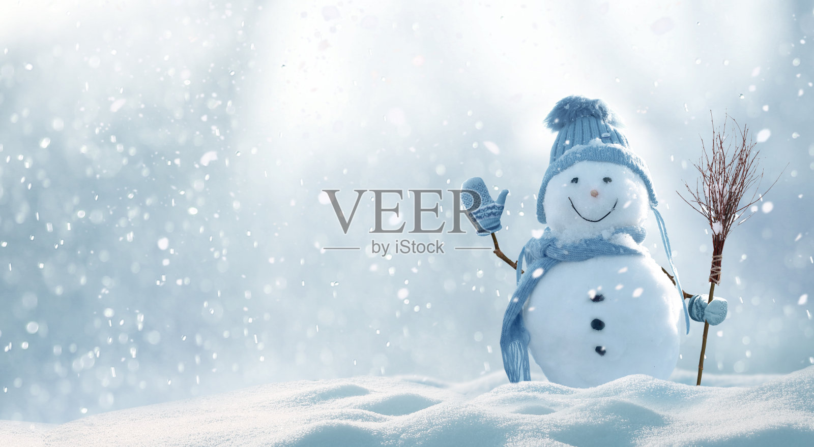 圣诞冬季背景与雪和模糊的散景。圣诞快乐，新年贺卡与副本空间。照片摄影图片