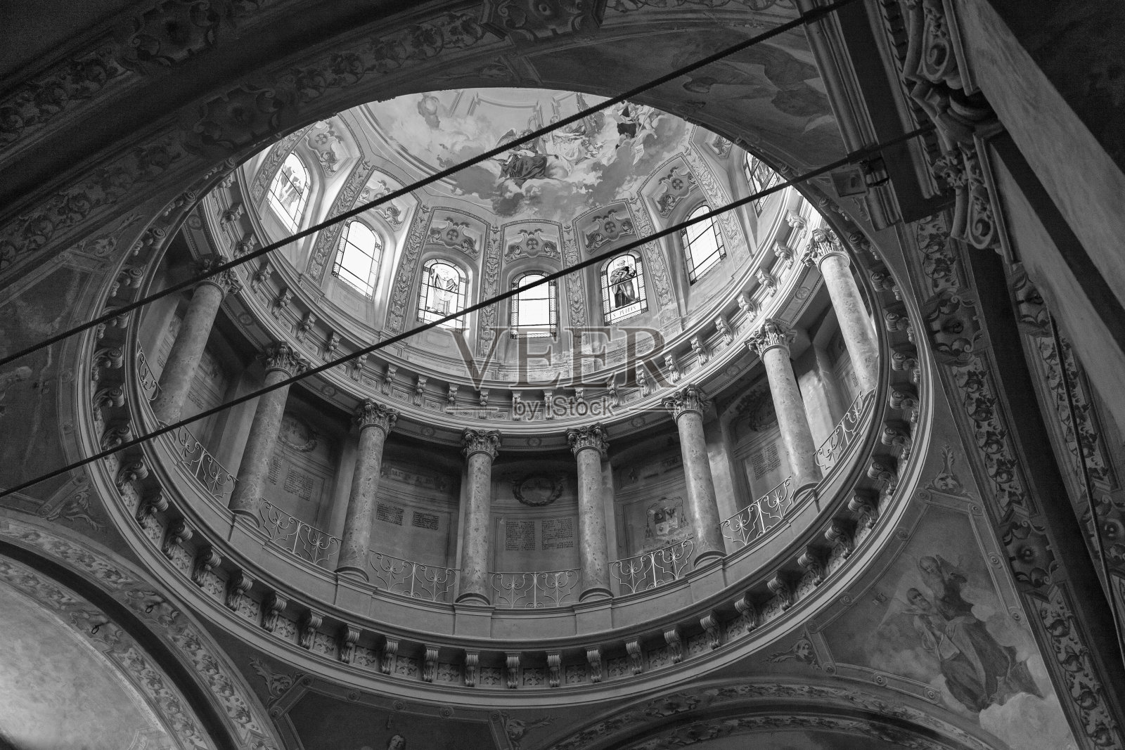 圣尤西比奥教堂内部视图卡马尼亚，蒙费拉托(皮埃蒙特意大利)。黑白图像。照片摄影图片