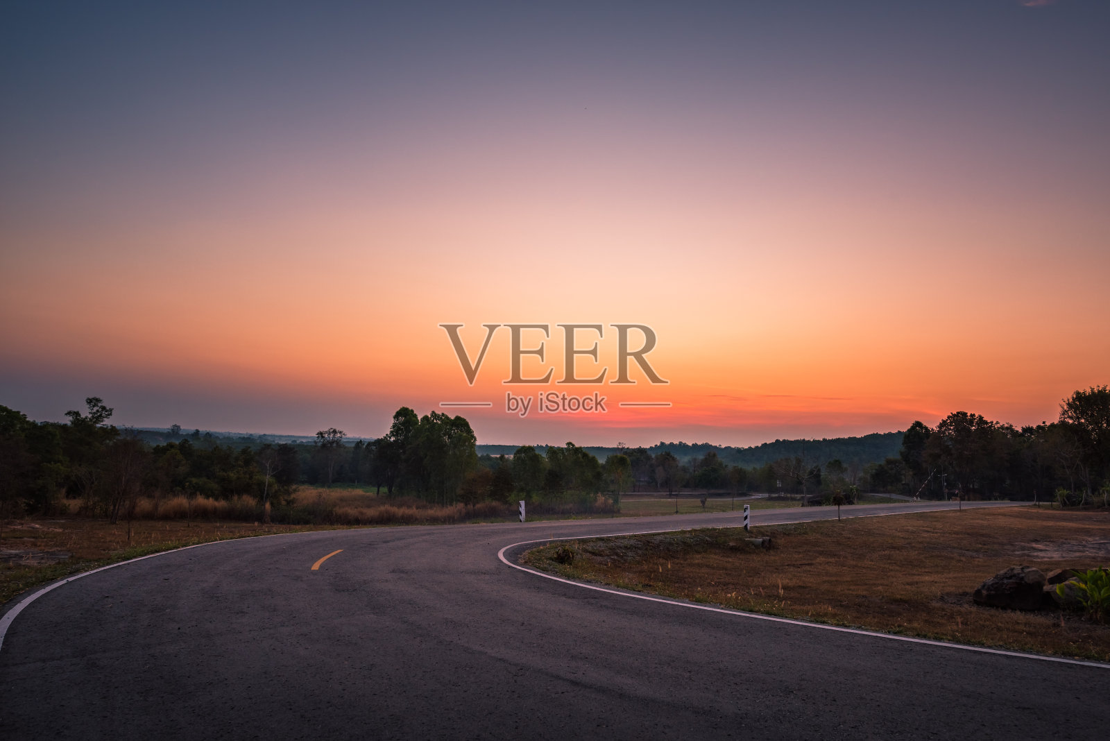 秋天，太阳和路一起升起照片摄影图片