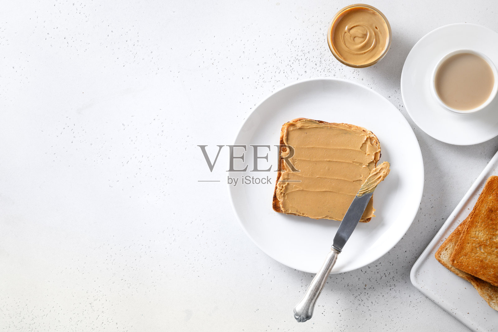 健康早餐脆面包配花生酱。从以上观点。照片摄影图片