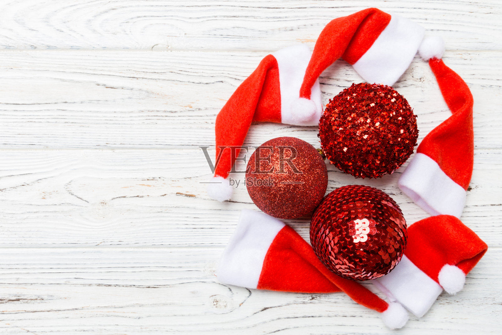 俯视图的节日冬季组成木质背景与空空间为您的设计。圣诞装饰品。新年的概念照片摄影图片