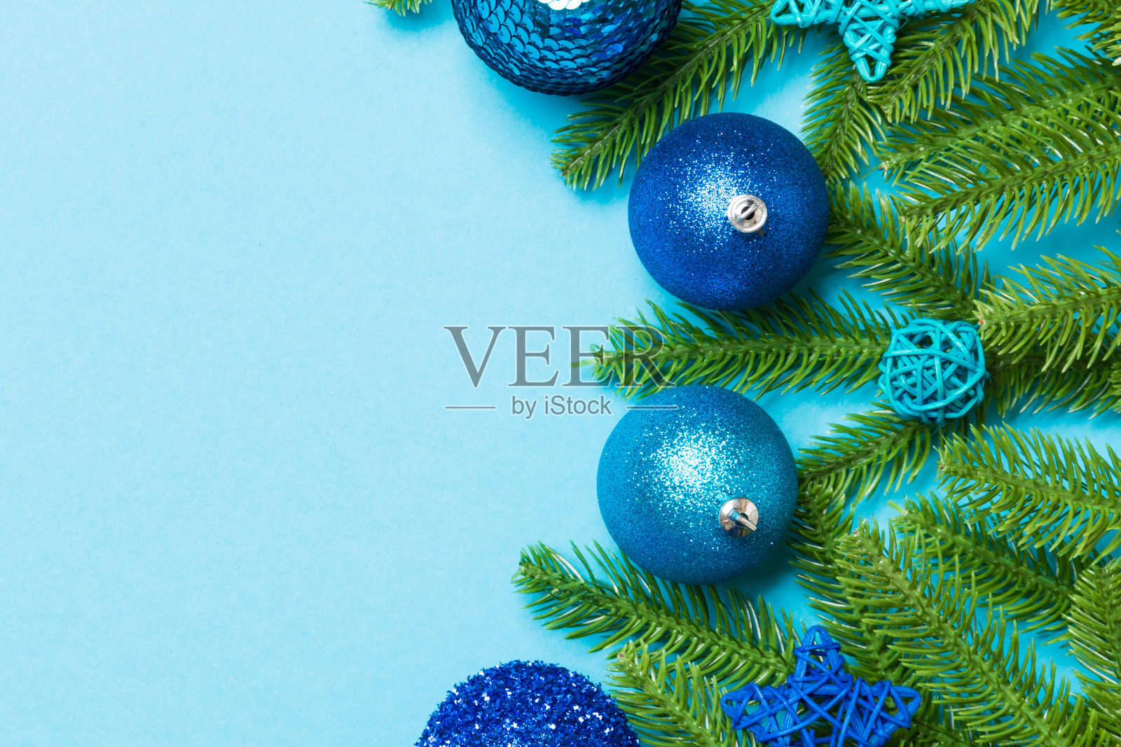 彩色背景上由冷杉树、球和各种装饰品组成的圣诞节场景：新年概念，顶部视图，留白照片摄影图片