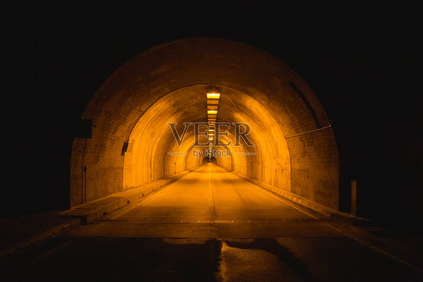 橙色灯光照亮隧道照片摄影图片