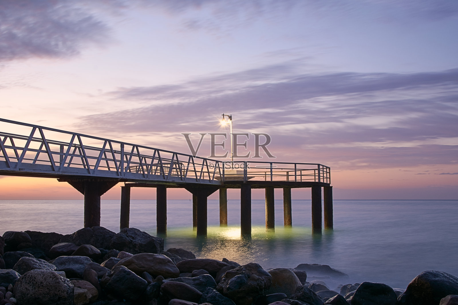海滩上的日出照片摄影图片