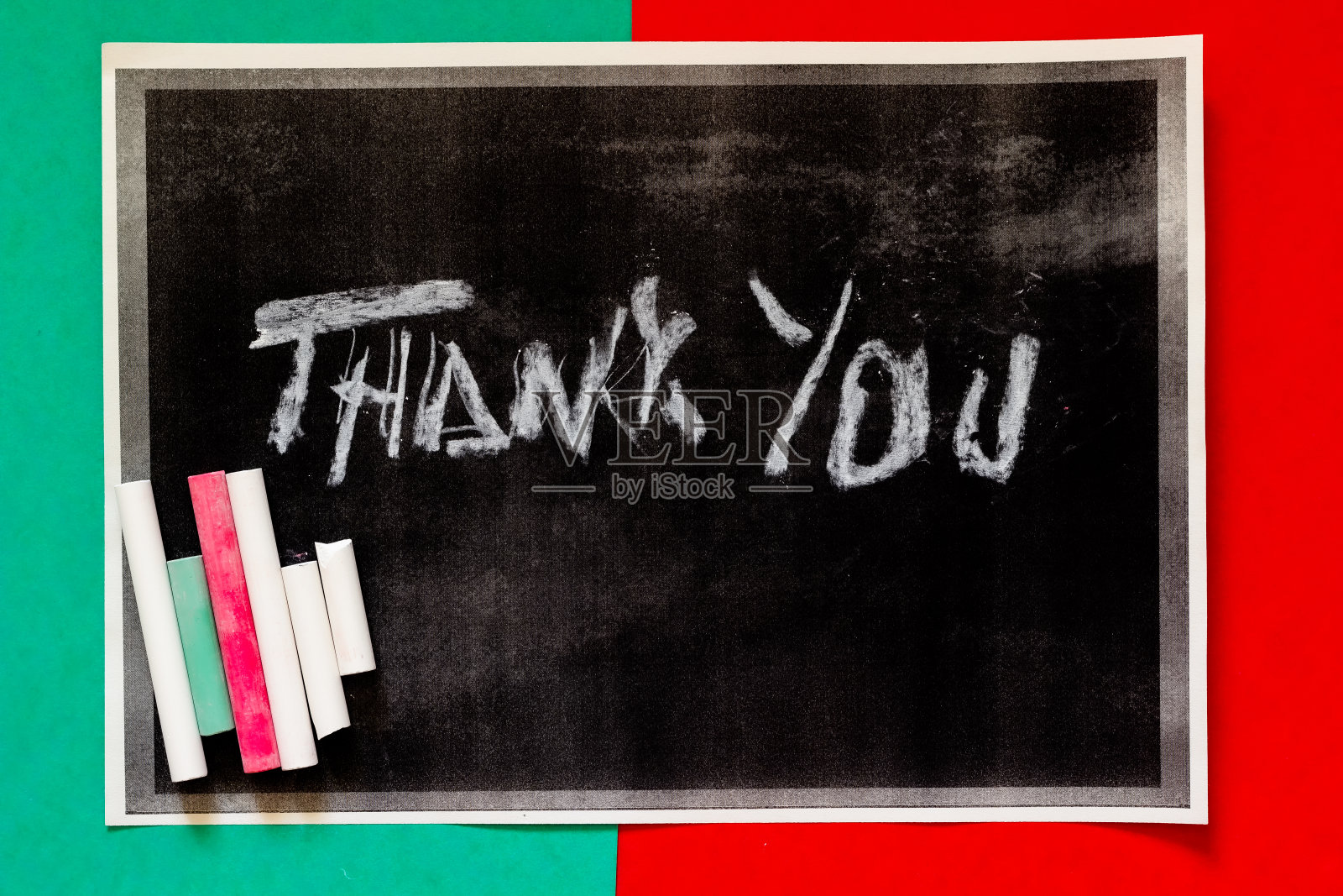 纹理黑色黑板与彩色和白色粉笔在大学课堂教学。谢谢你！照片摄影图片