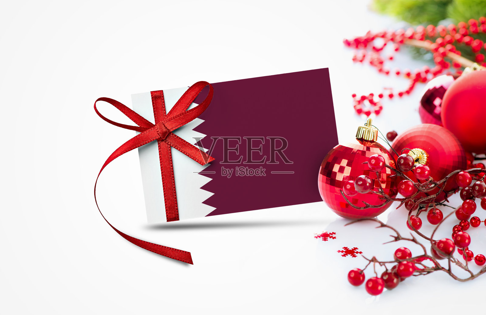 带有红色圣诞装饰概念的卡塔尔国旗新年邀请卡，国家新年快乐组合照片摄影图片