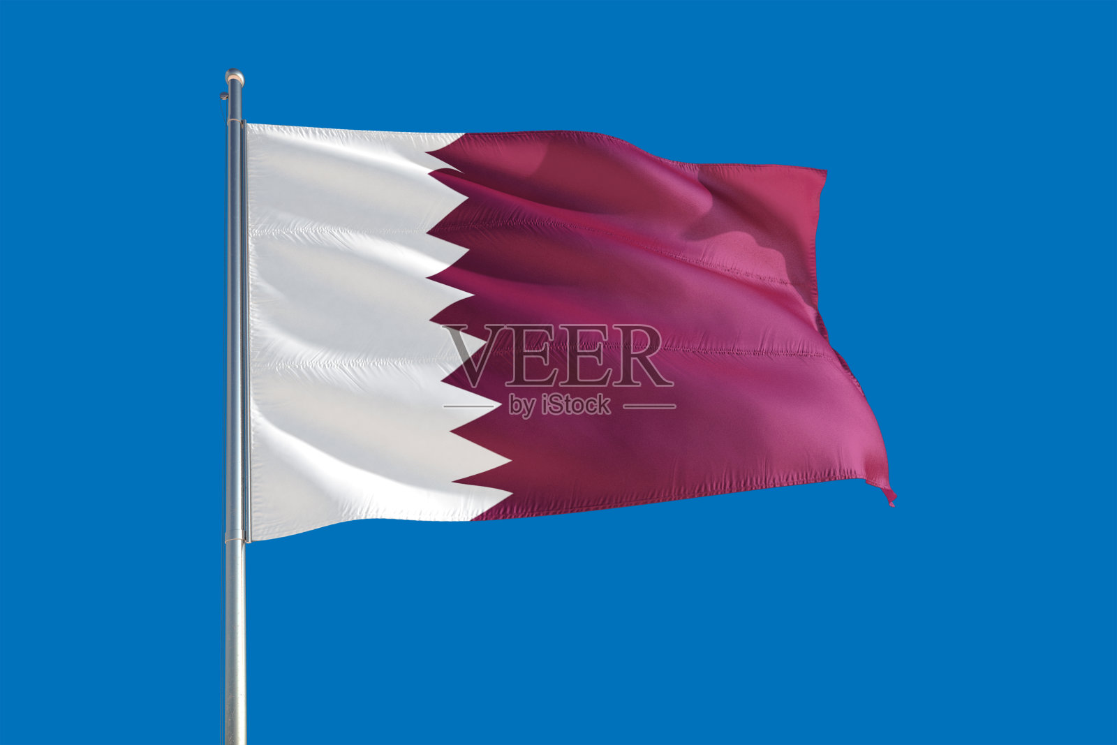在深蓝色天空下飘扬的卡塔尔国旗照片摄影图片