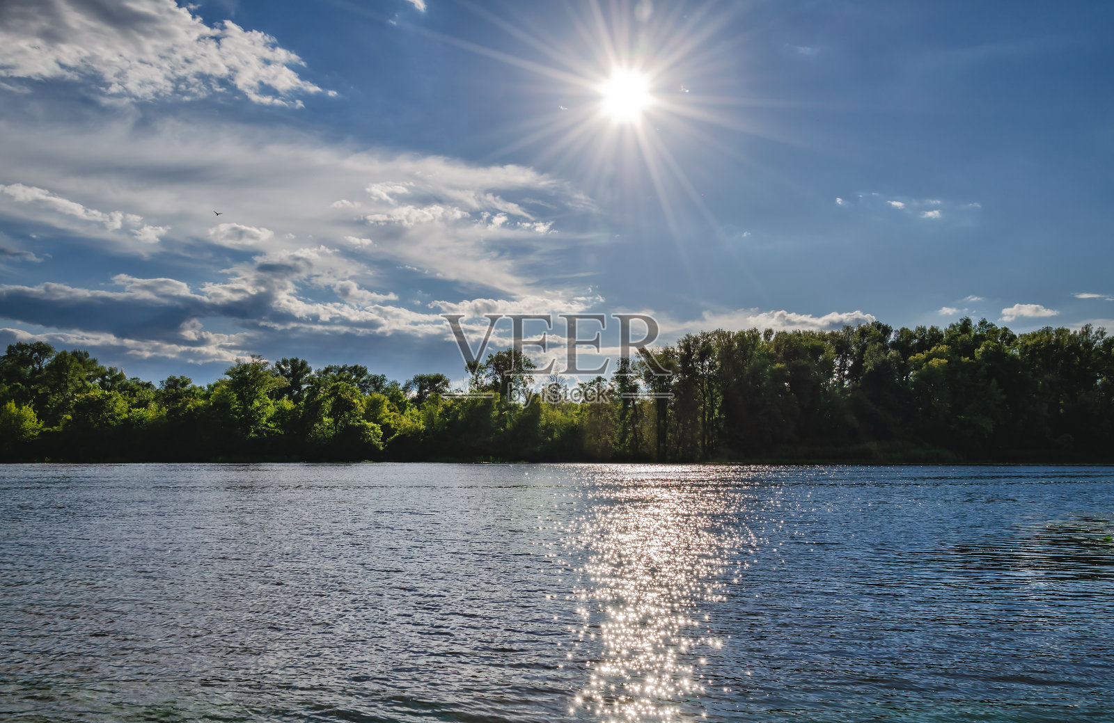 阳光在水中反射，美丽的风景照片摄影图片
