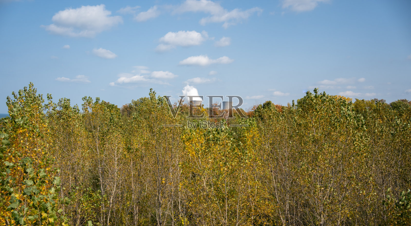 秋天森林与核电站照片摄影图片