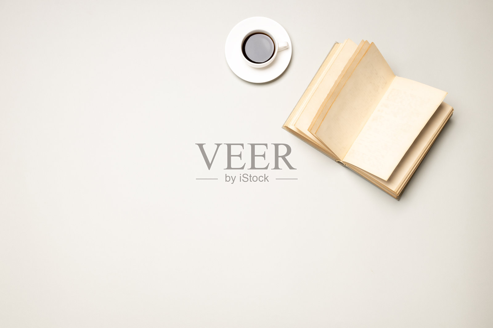 业务规划概念。上图为一个工作场所的记事本和咖啡杯。工作场所平面躺照片摄影图片