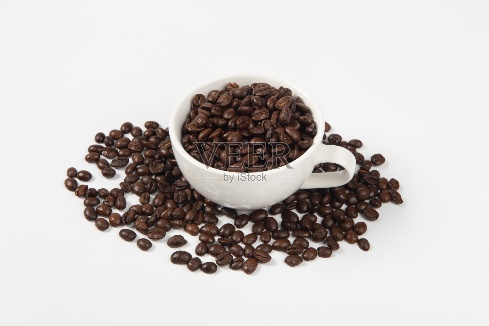 白色背景上的咖啡杯和咖啡豆照片摄影图片