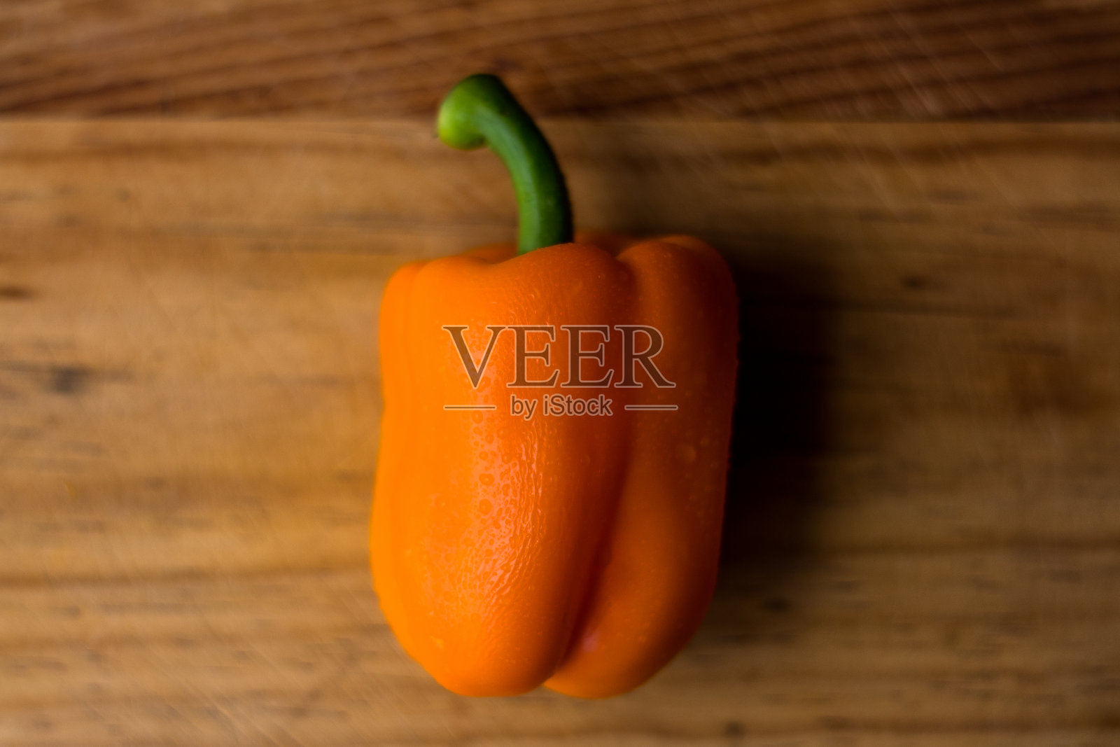 木桌上放着整个钟橙辣椒照片摄影图片
