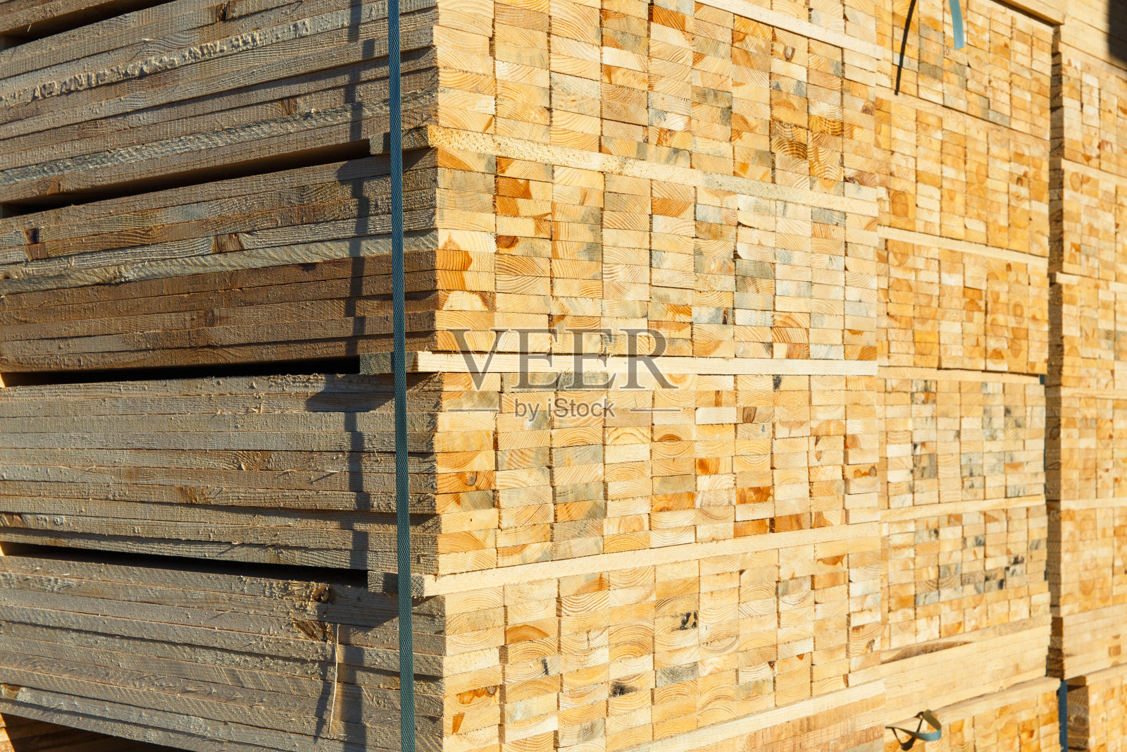 锯木厂里成堆的木板。照片摄影图片