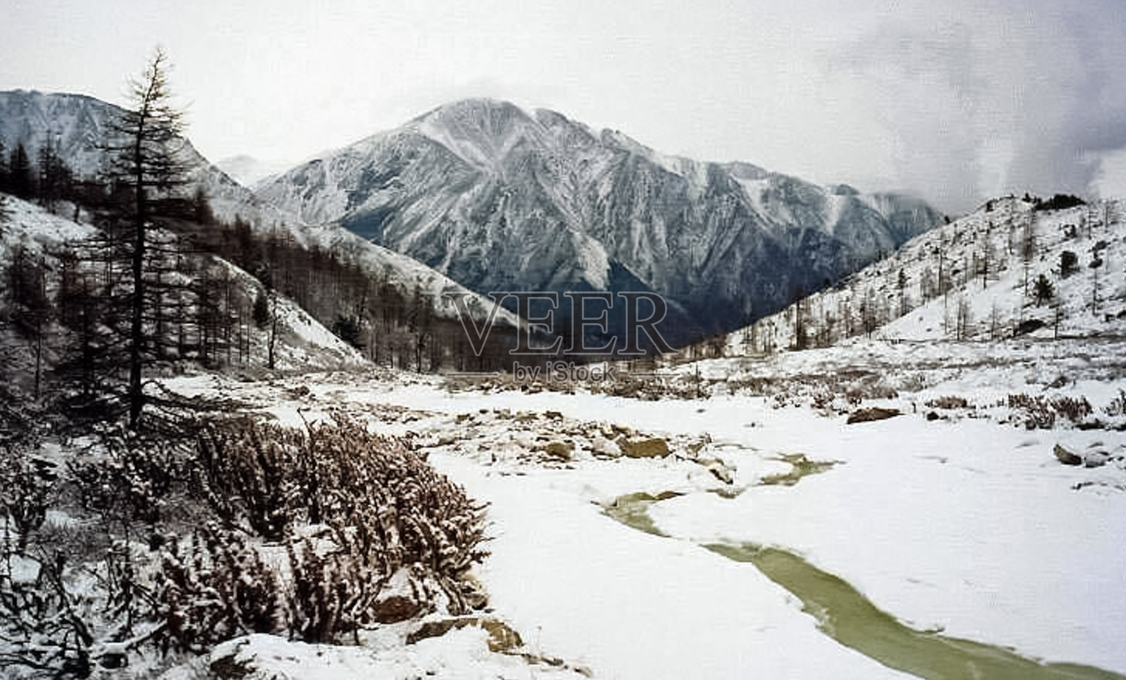 萨阎山在冬天下雪。山的性质是sayan。照片摄影图片