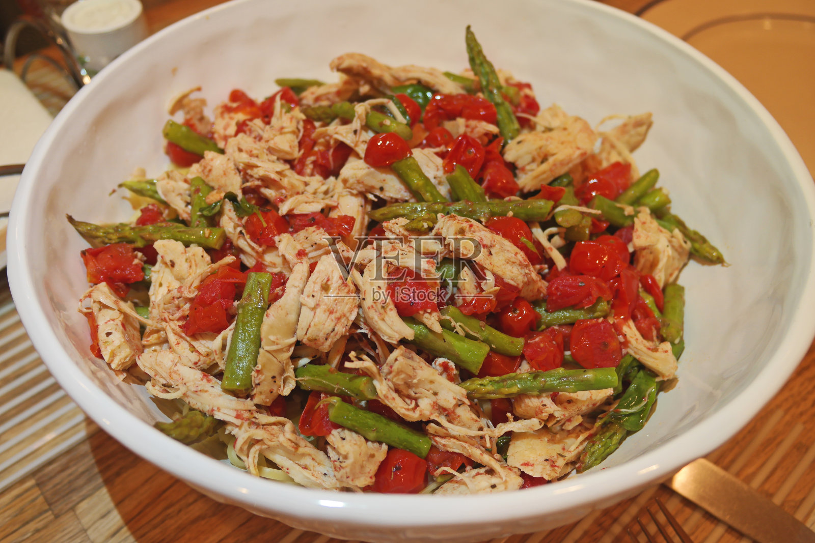 鸡肉，芦笋，圣女果照片摄影图片