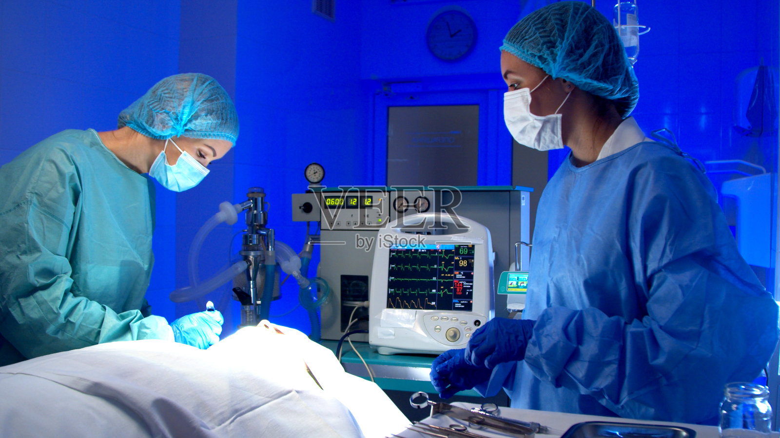 在医院的手术室里做手术的外科医生照片摄影图片