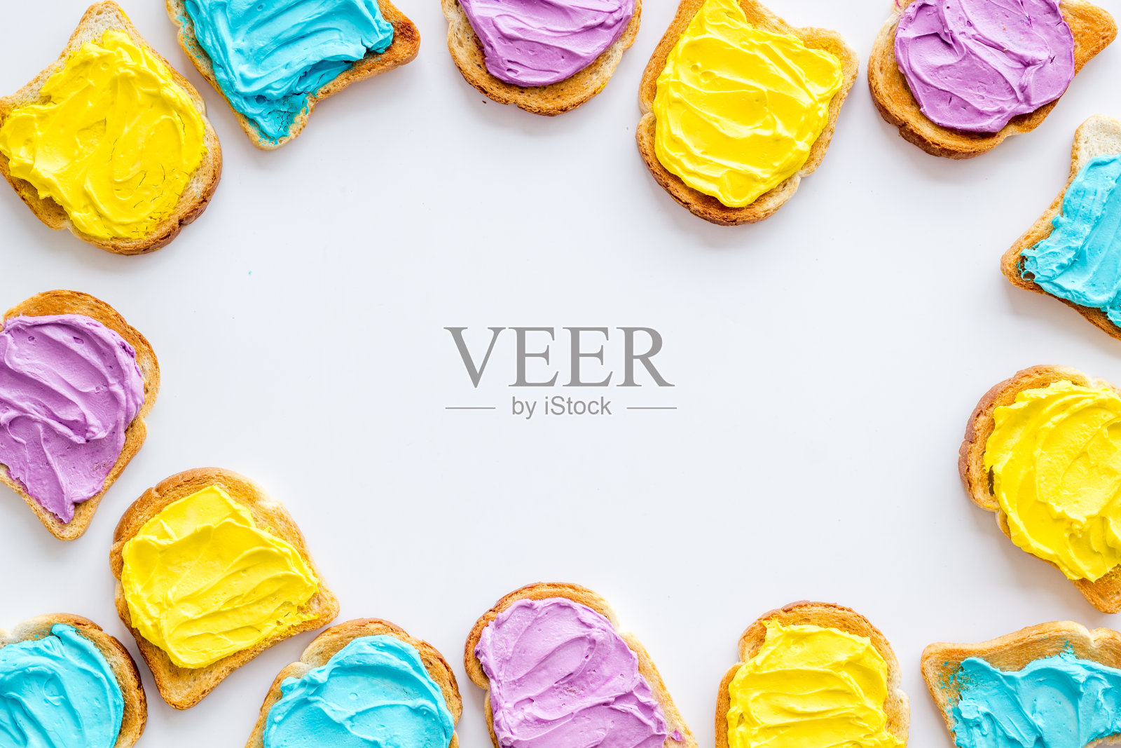 涂满奶酪的烤面包。食物背景，俯视图照片摄影图片