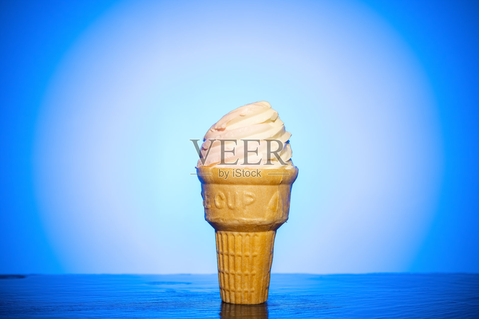 新鲜的冰杯和几口蓝色背光照片摄影图片