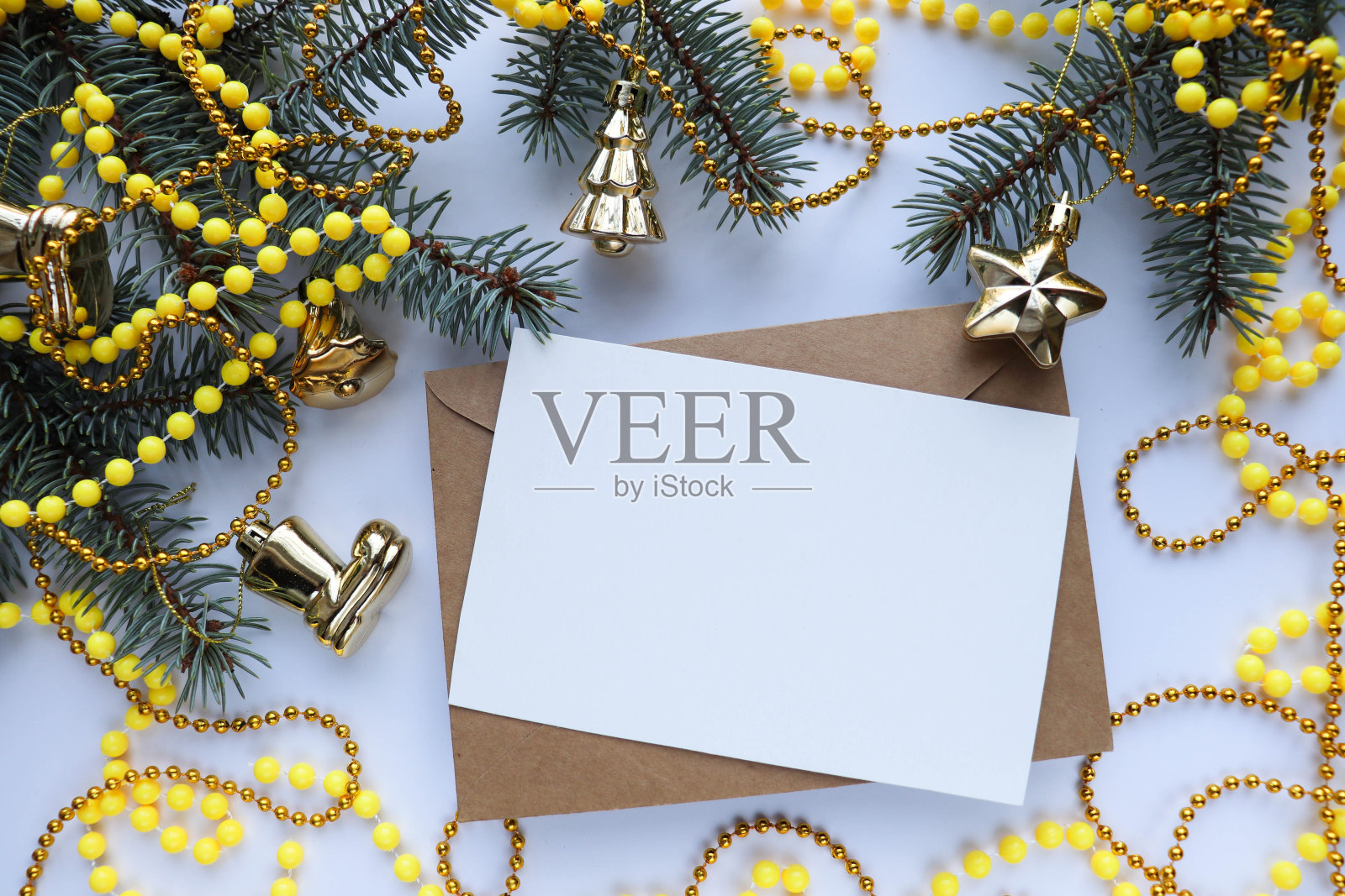 圣诞组成。框架由冷杉树枝，圣诞球和圣诞树装饰照片摄影图片