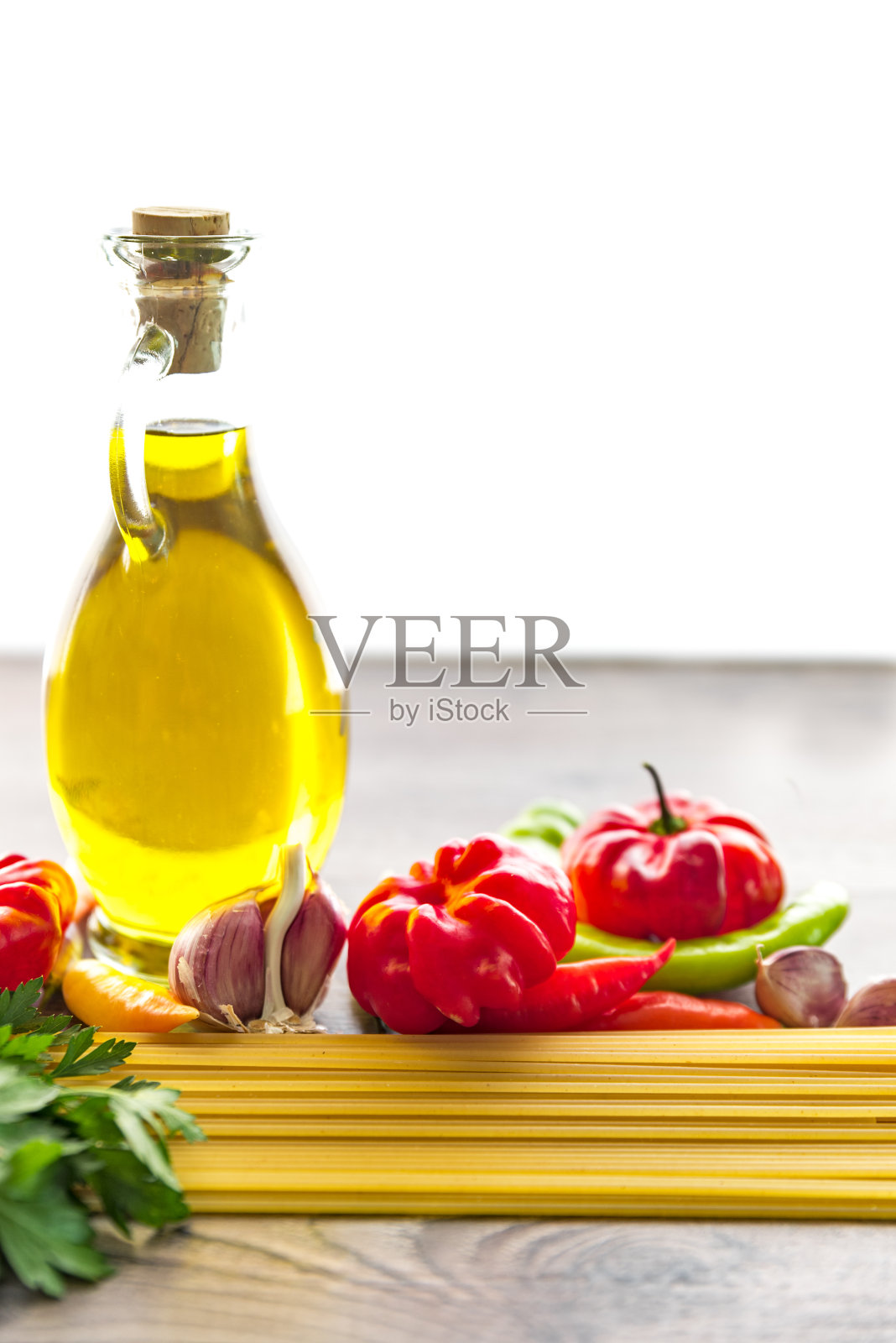 木桌上的地中海生意大利面照片摄影图片