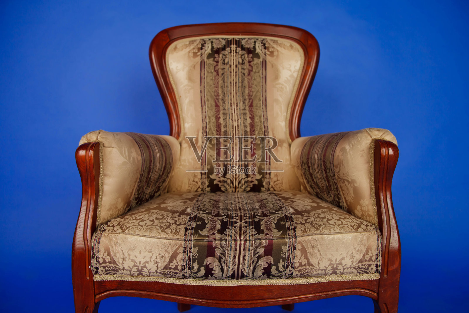 旧丝绒复古椅子上的蓝色皇家背景照片摄影图片