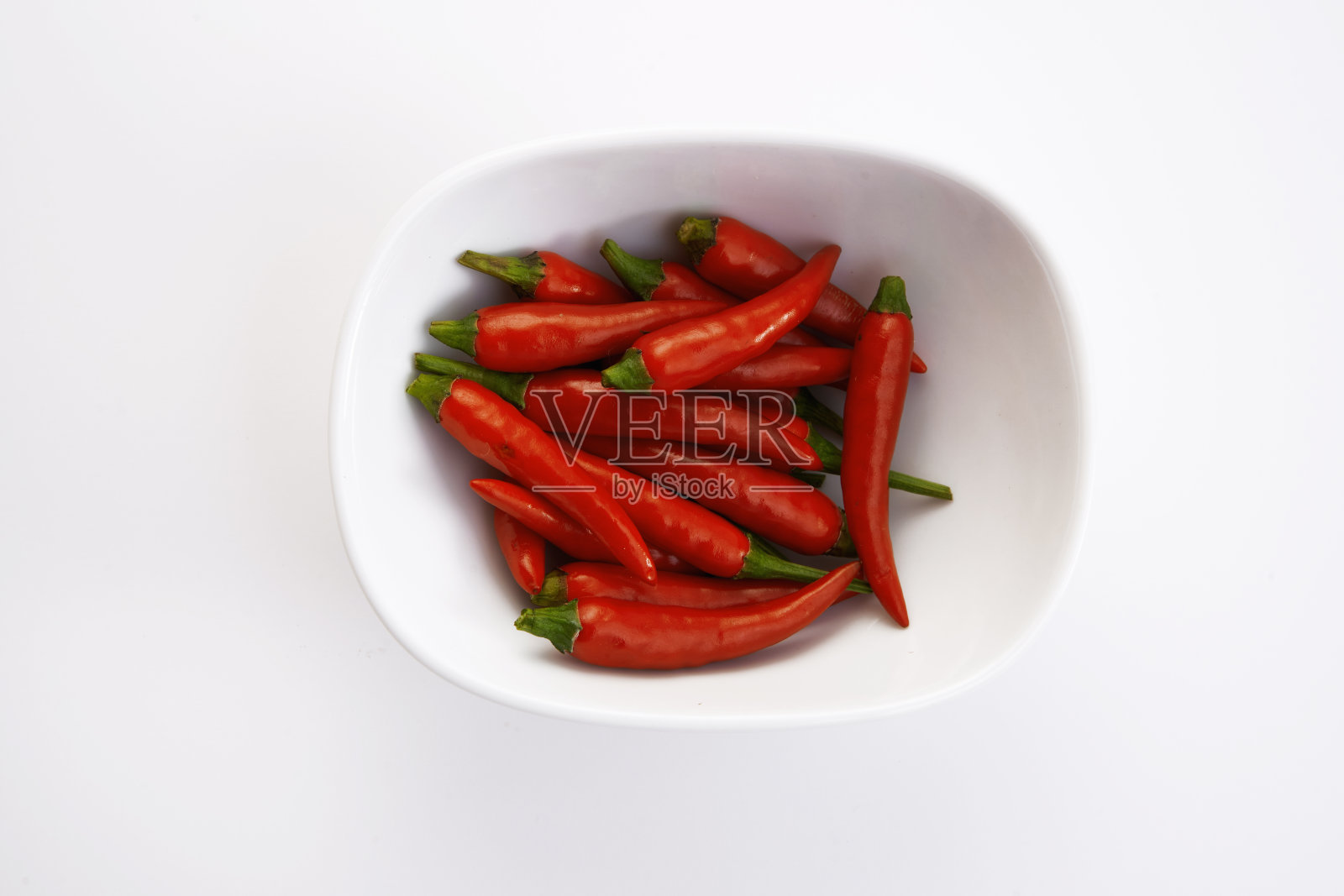 白色背景上的红辣椒照片摄影图片