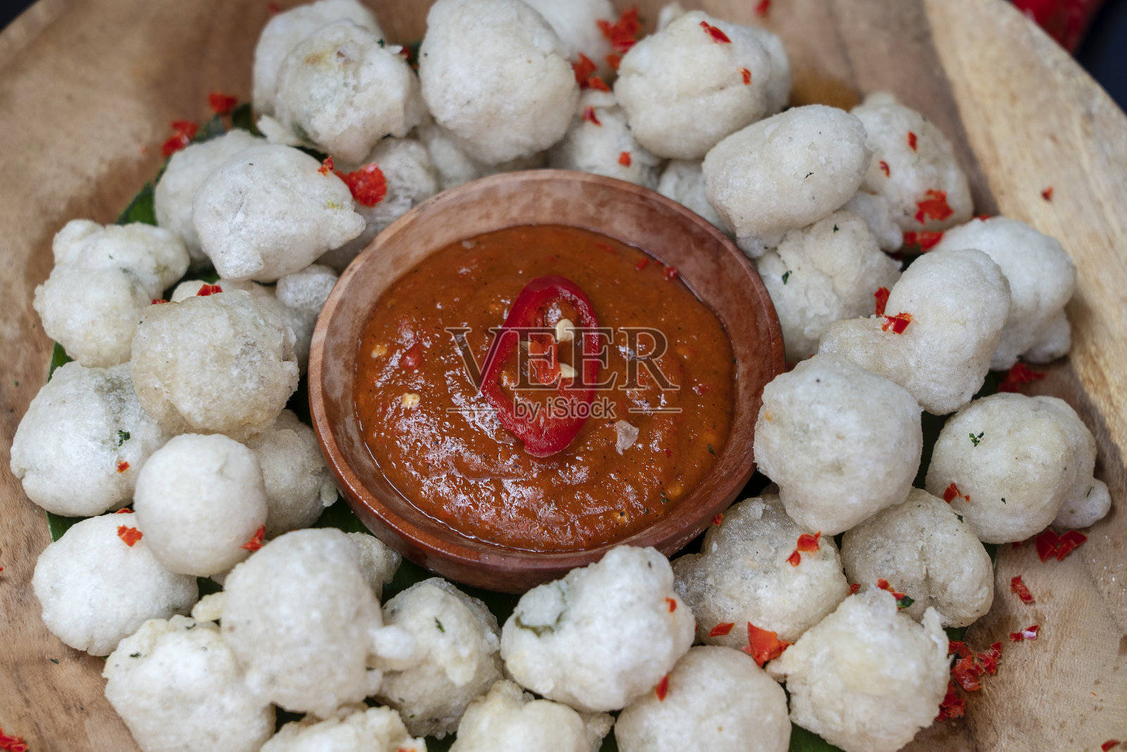 慈仁是印尼的传统食物。炸木薯粉，又名cireng，是一种来自印度尼西亚的美味传统食物，是一种简单的小吃，开胃菜搭配花生酱或鲁加酱照片摄影图片