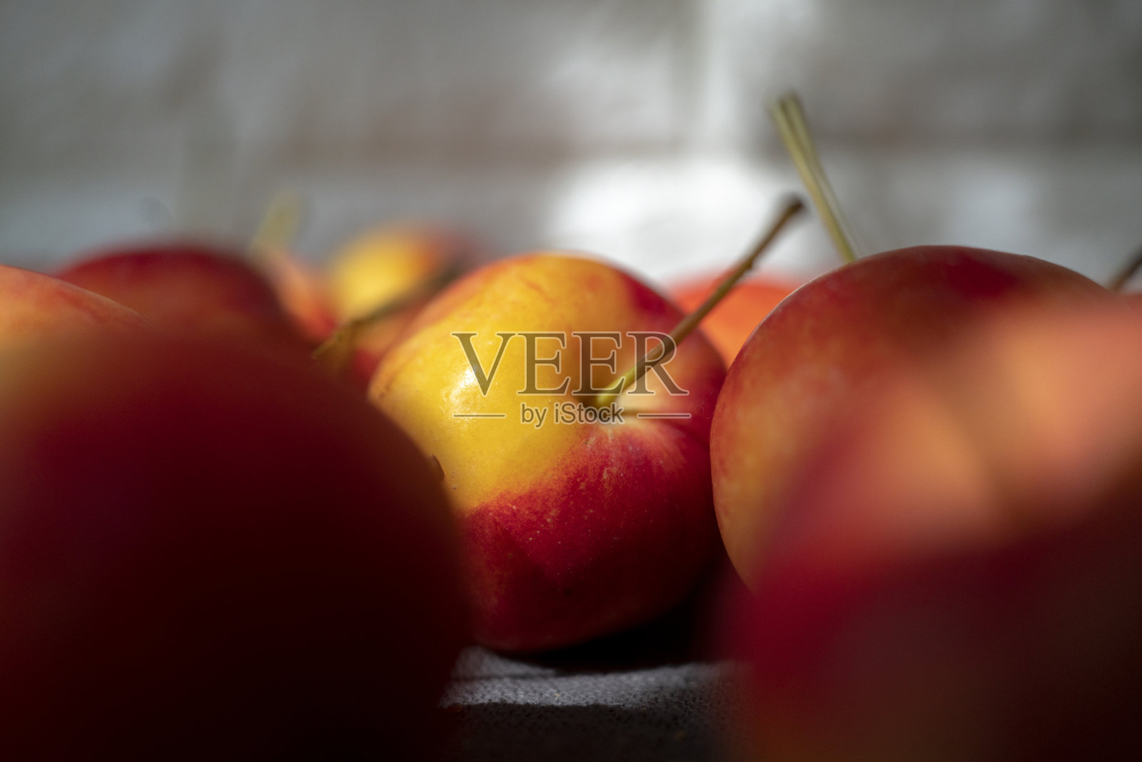 阳光下的新鲜苹果照片摄影图片