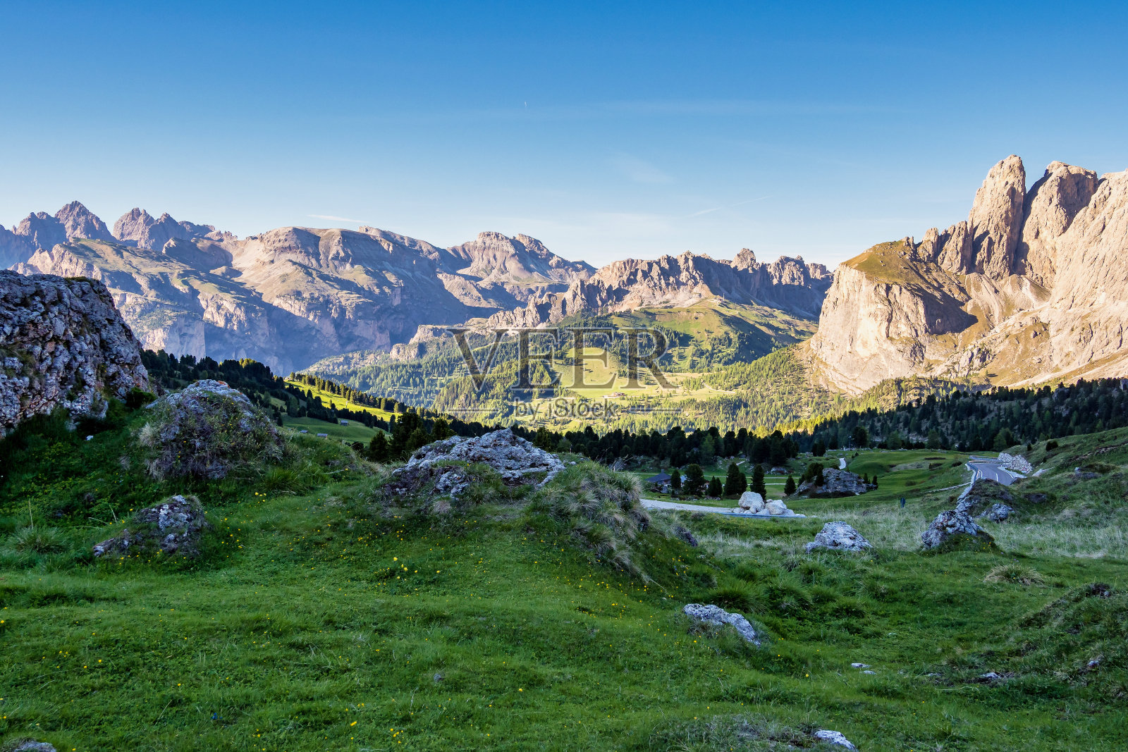 特伦蒂诺上阿迪杰，Dolomites的Canazei阿尔卑斯山全景。意大利照片摄影图片