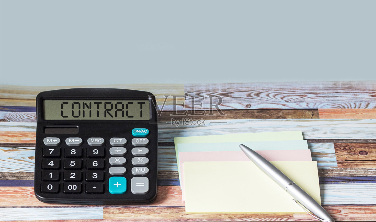 合同，文字计算器和木背景贴纸和笔。有一个地方可以写作照片摄影图片
