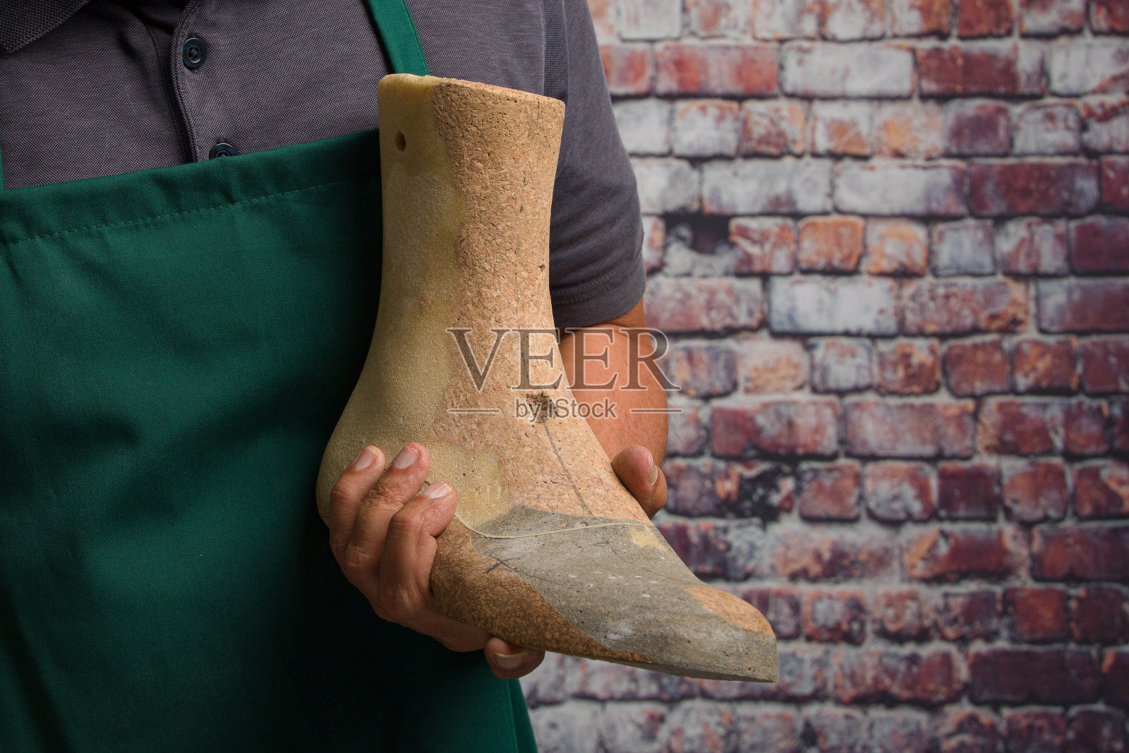 一个整形鞋匠的特写展示了一个单独的手工木质鞋楦照片摄影图片