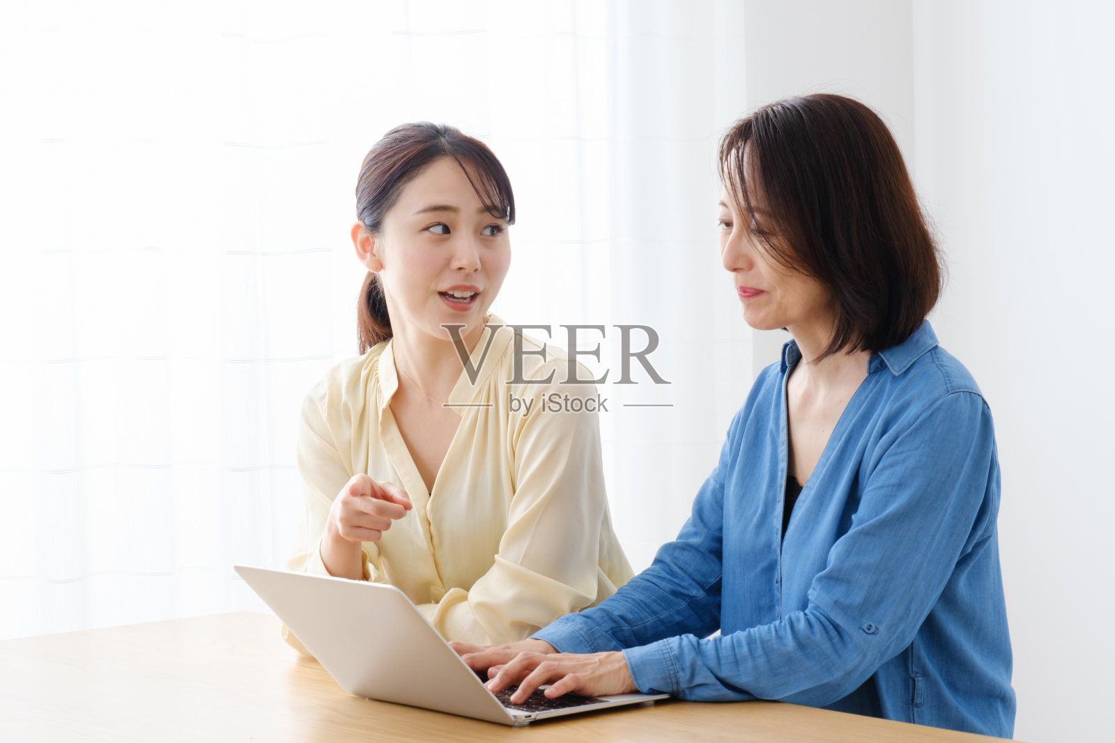 亚洲母亲和女儿使用笔记本电脑照片摄影图片