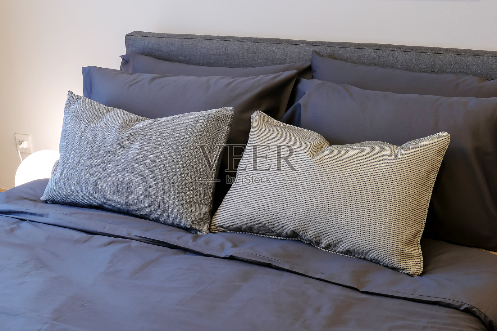 柔软的枕头放在舒适的床上照片摄影图片