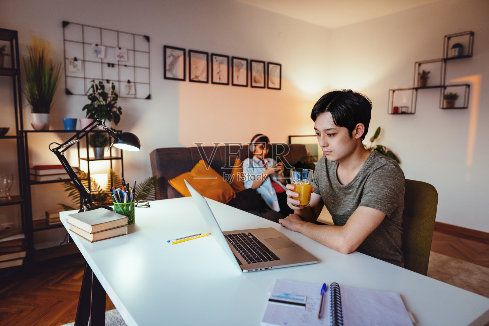 日本人在冠状病毒期间在家办公，在大流行期间在家远程办公照片摄影图片