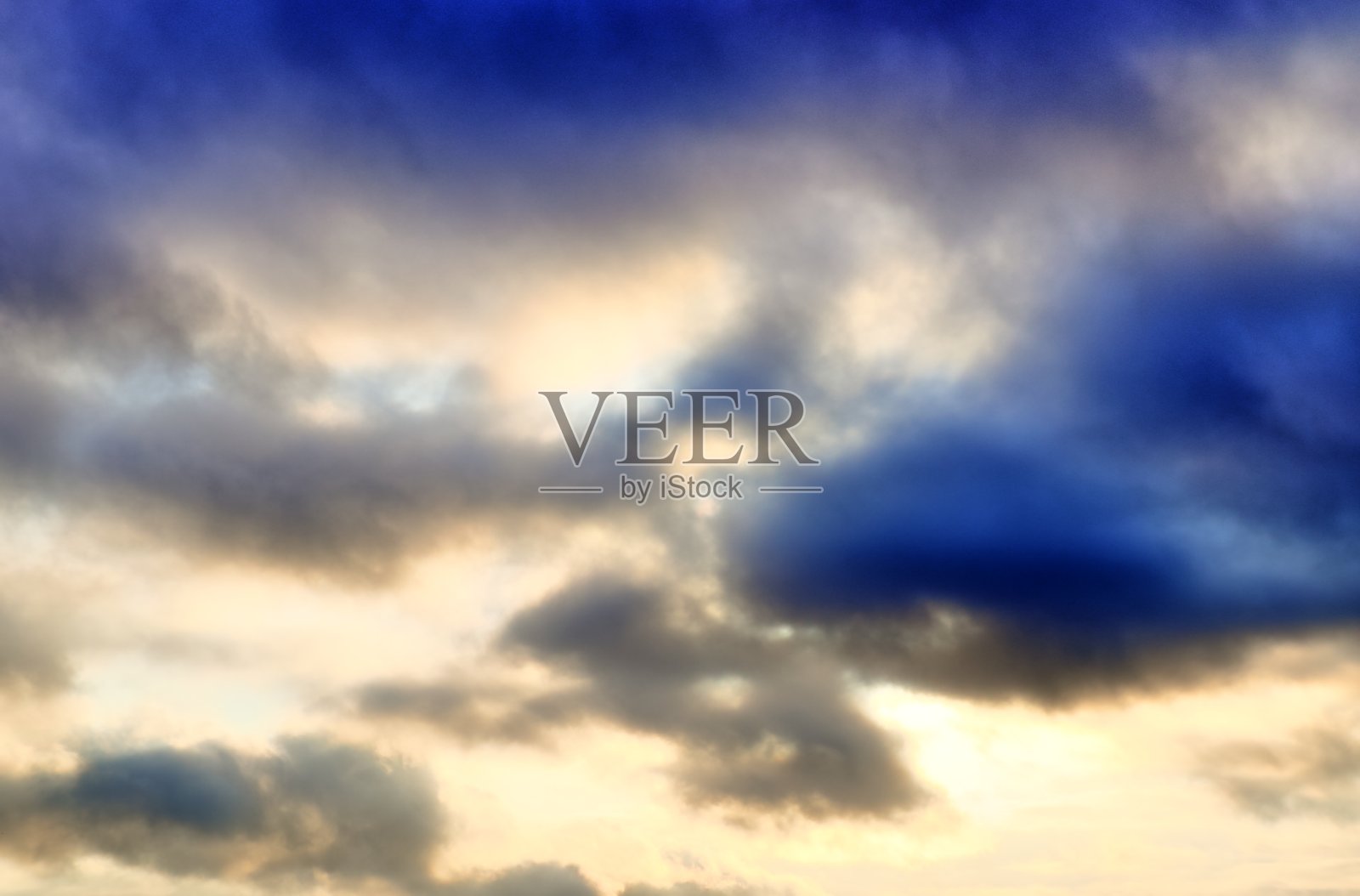 美丽的橙色和黄色云彩在日出的全景照片摄影图片