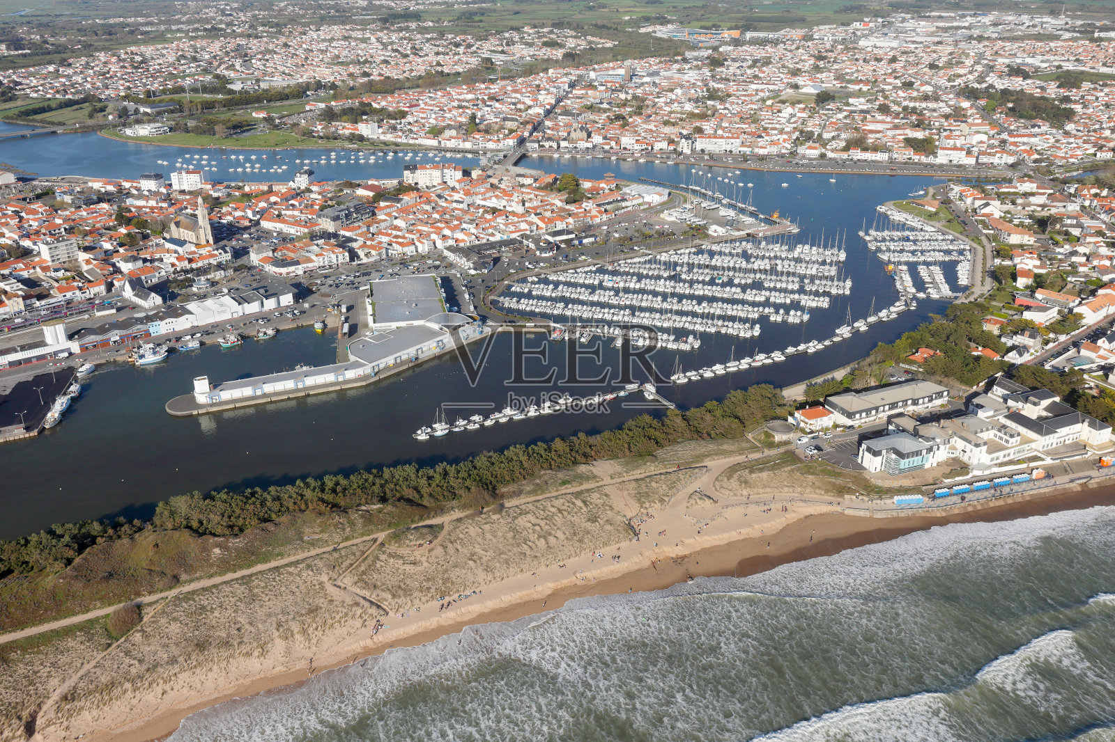 从天上看圣吉尔克罗伊和港口照片摄影图片