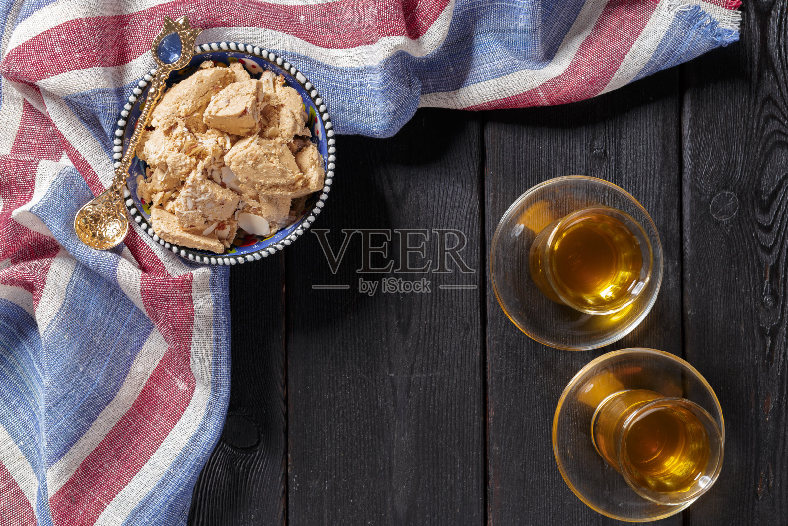 桌上放着美味的哈尔瓦茶照片摄影图片