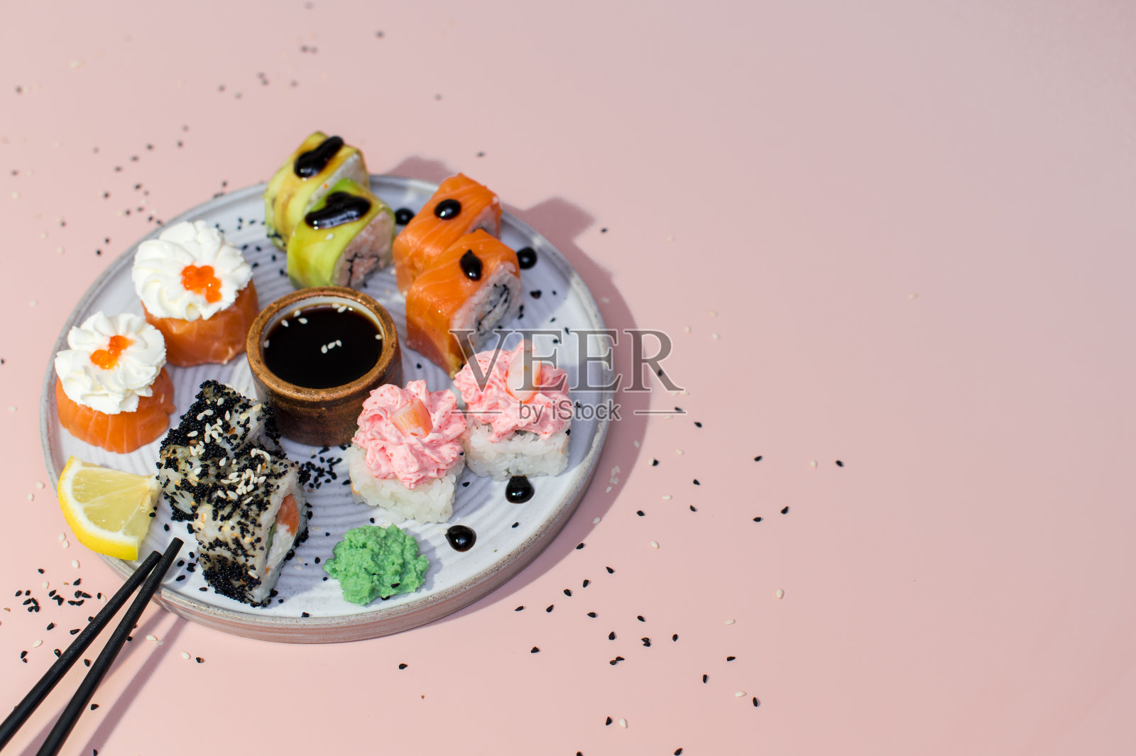寿司设置在粉红色的背景上照片摄影图片