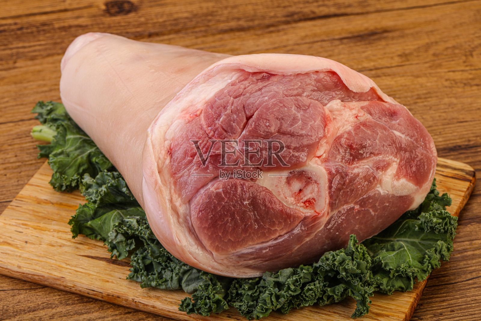 用于烹饪的生猪肉肘照片摄影图片