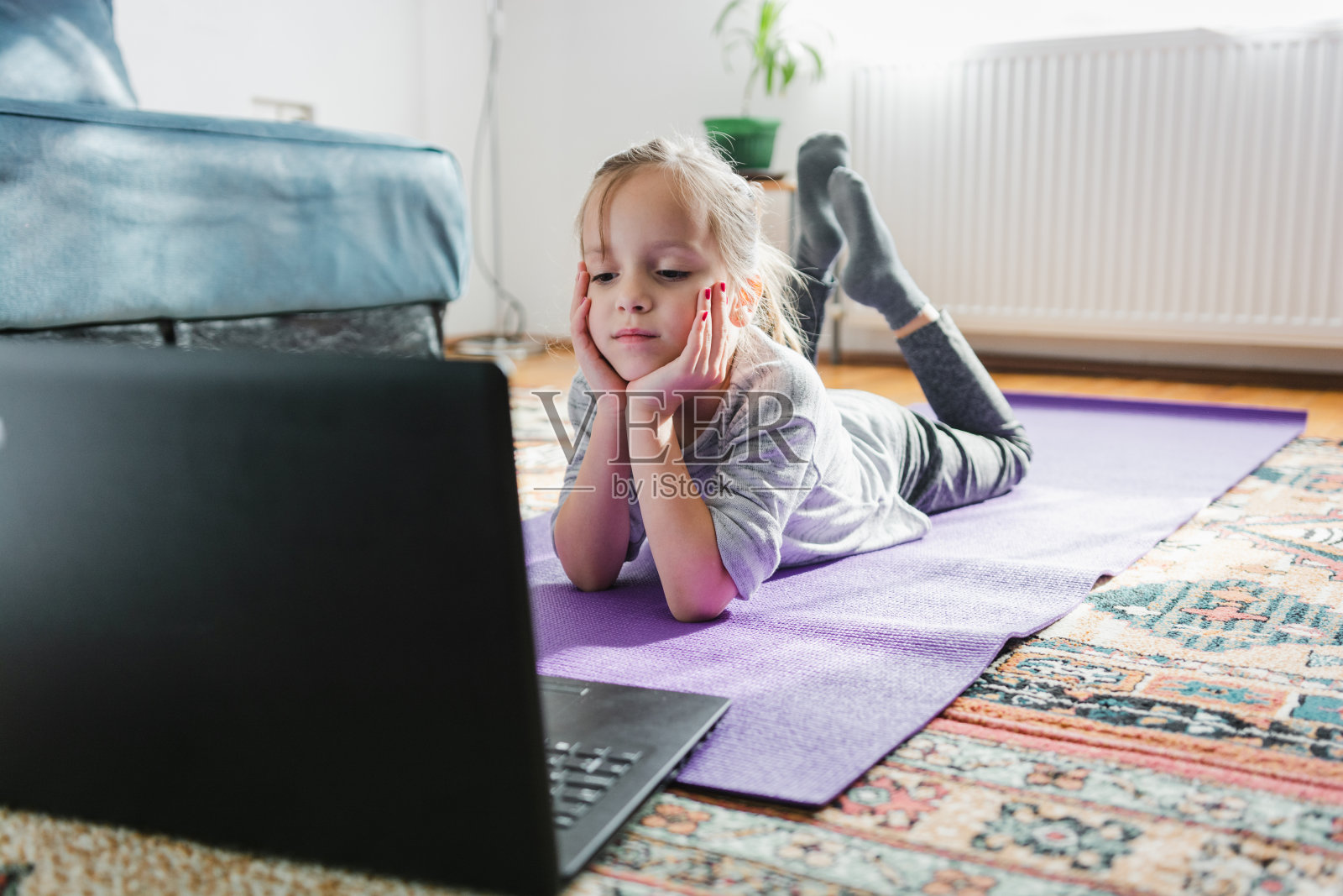 小女孩在家用笔记本电脑锻炼后休息照片摄影图片