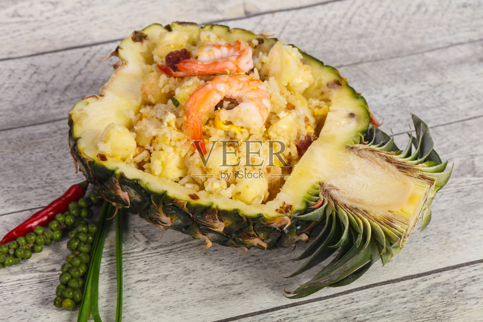 菠萝虾仁炒饭照片摄影图片